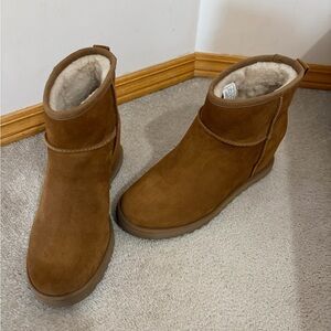 UGG Women's Short Shearling-Lined Boots in Chestnut Brown with Wedge heel